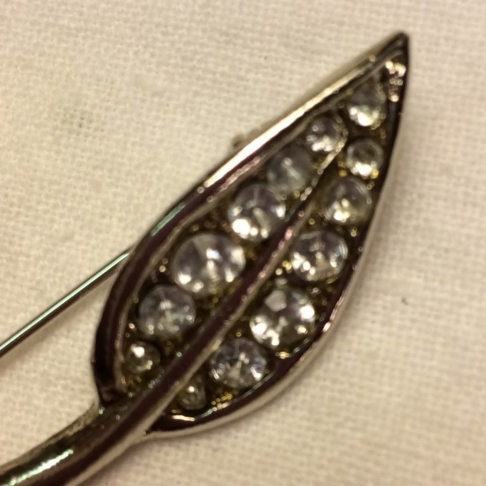 Long-Stemmed Leaf Pin